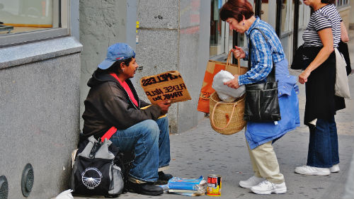 подаяние бездомному