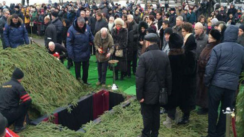 похоронная процессия на кладбище
