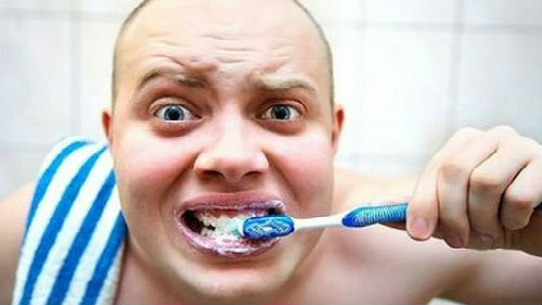 чистить зубы зубной пастой