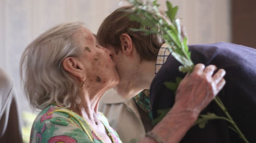 пожилая женщина целует