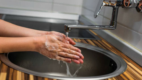 мыть руки под краном
