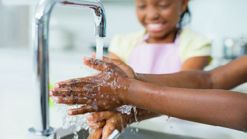 мыть руки под краном