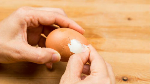чистить куриное яйцо