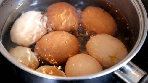 варить яйца в каструле