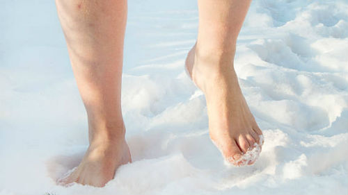 голыми ногами по снегу