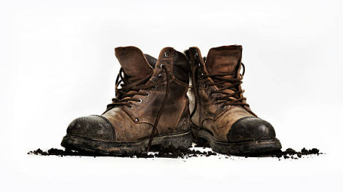 ботинки с кусками грязи