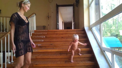 спускаться по лестнице