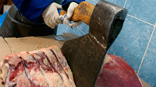 рубить мясо топором