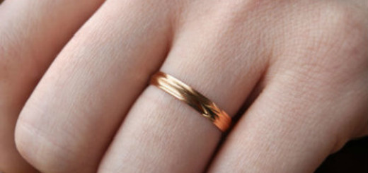 обручальное кольцо на пальце