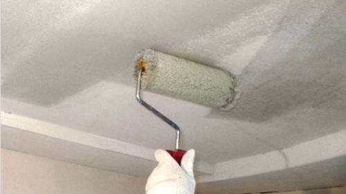 белить потолок