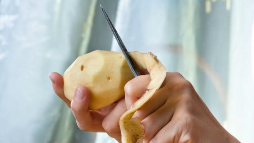 чистить картошку ножом