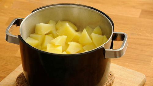 варить картофель 