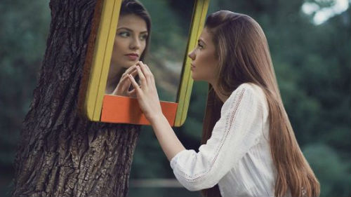 девушка и зеркало