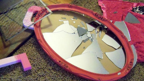 собирать разбитое зеркало в доме
