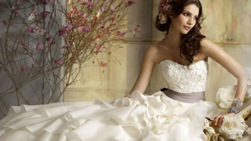 примерять белое свадебное платье