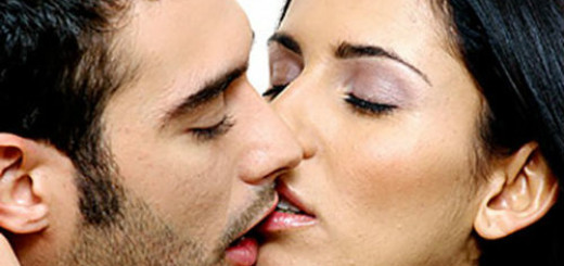мужчина целует в губы