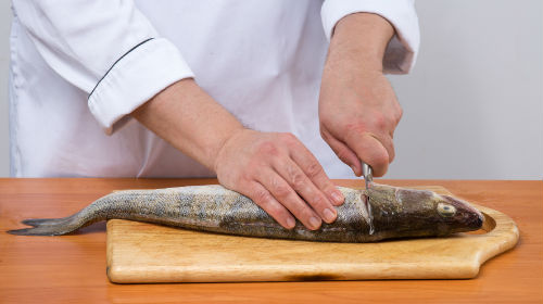 чистить сырую рыбу