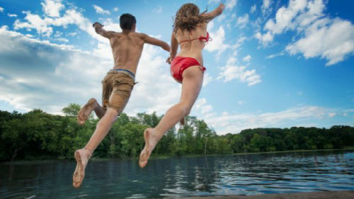 прыгать и купаться в озере