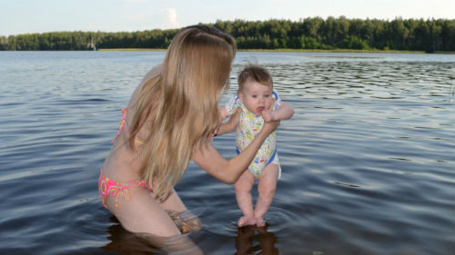 купаться в реке с ребенком