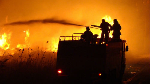 пожарная машина тушит пожар