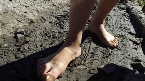 наступить в грязь ногами	