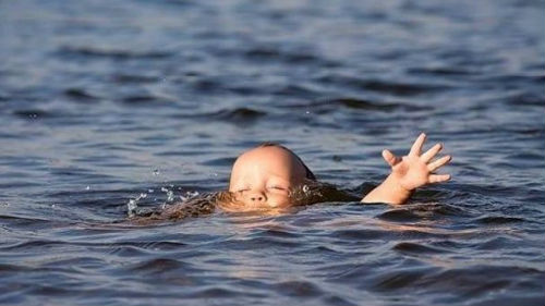 утонувшая девочка в воде