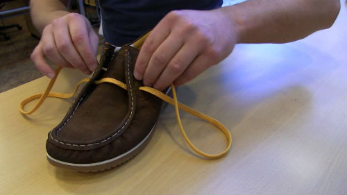 завязывать шнурки на ботинках