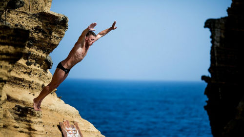 прыгать со скалы в море