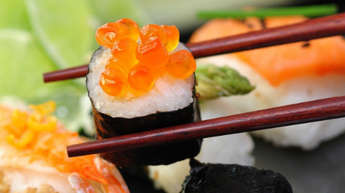 кушать суши с икрой