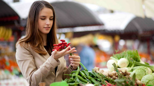 овощи и фрукты на рынке