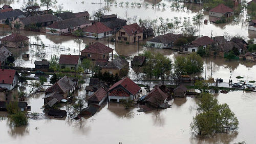 видеть наводнение в деревне со стороны