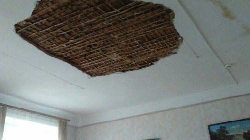 Мокрый потолок во сне. Приснилась дыра в потолке. Сыпется потолок в квартире. Видеть во сне с потолка течет вода. Сон капала вода с потолка