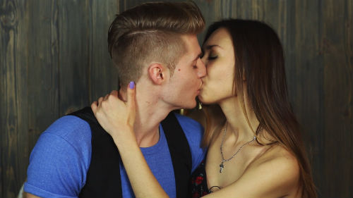 страстный поцелуй с парнем в губы