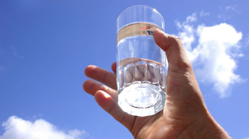 пить воду из стакана